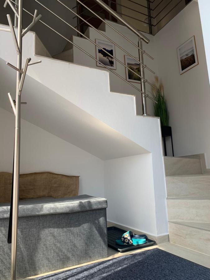 Cozy 2-Bedroom Vacation Apartment With Entire Top Floor Gaj  Luaran gambar