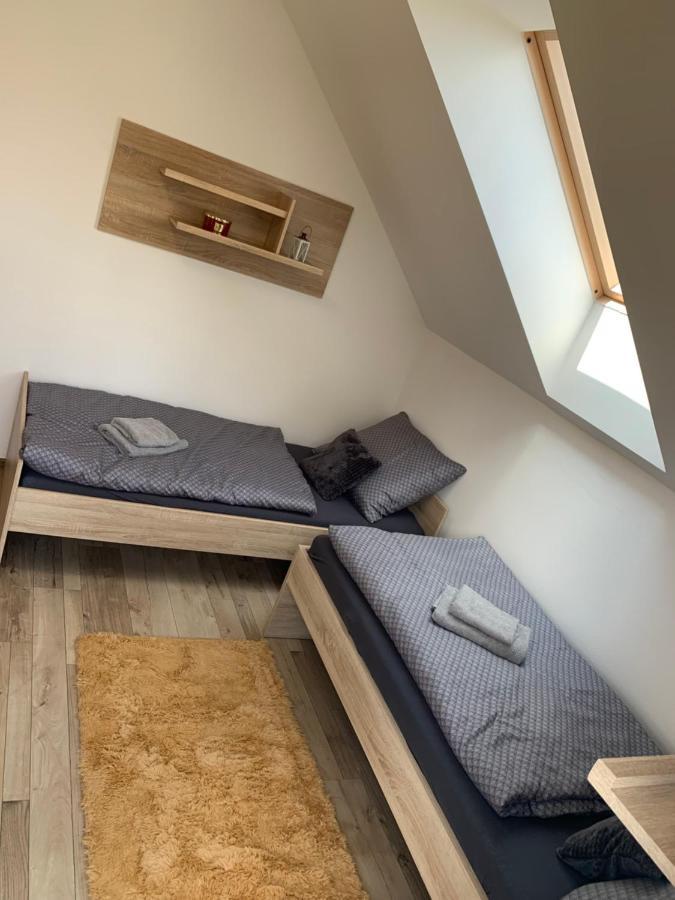Cozy 2-Bedroom Vacation Apartment With Entire Top Floor Gaj  Luaran gambar