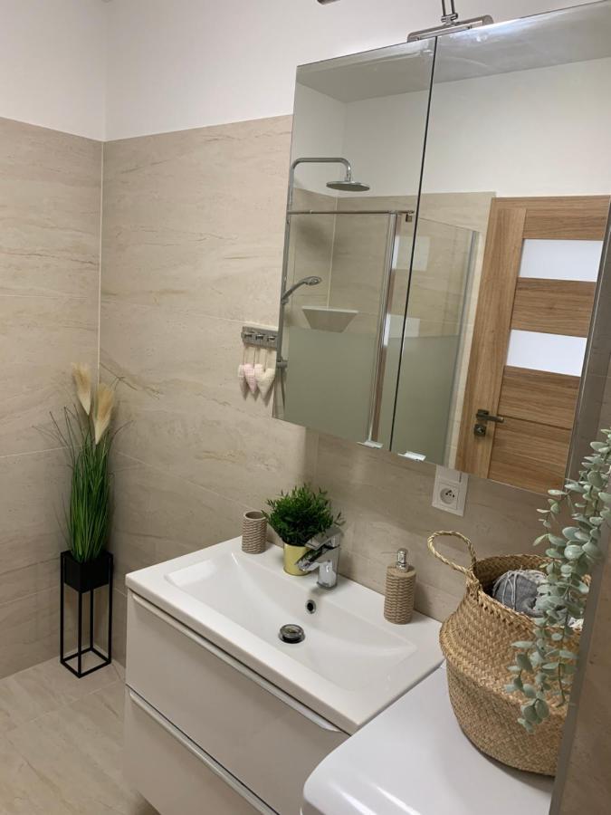 Cozy 2-Bedroom Vacation Apartment With Entire Top Floor Gaj  Luaran gambar