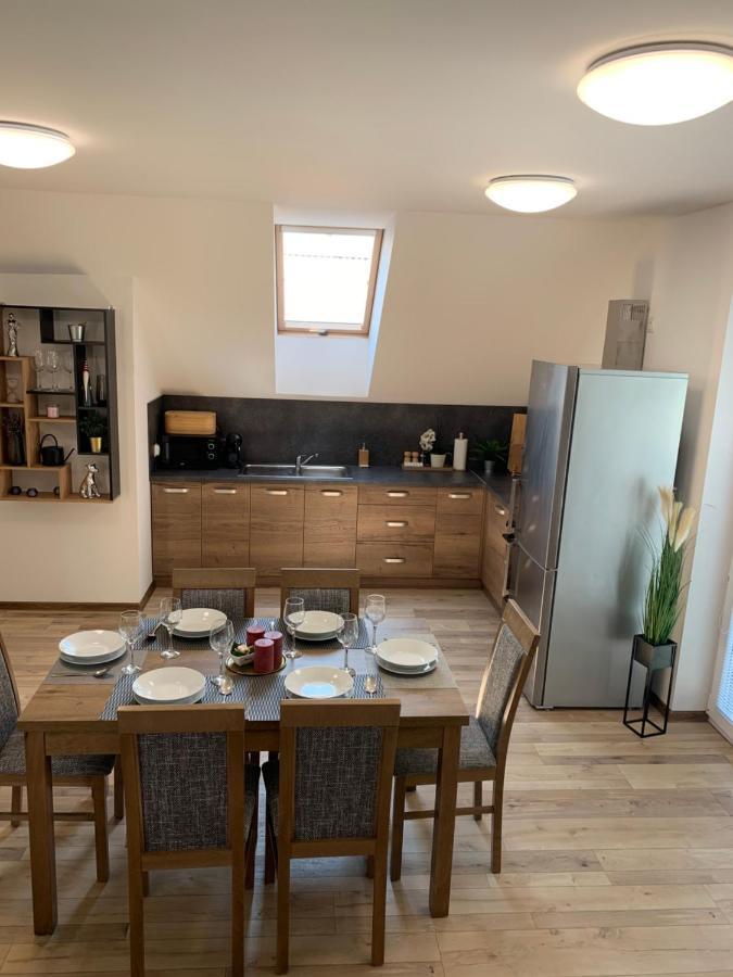 Cozy 2-Bedroom Vacation Apartment With Entire Top Floor Gaj  Luaran gambar