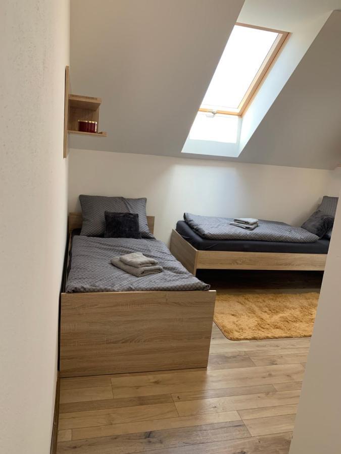 Cozy 2-Bedroom Vacation Apartment With Entire Top Floor Gaj  Luaran gambar
